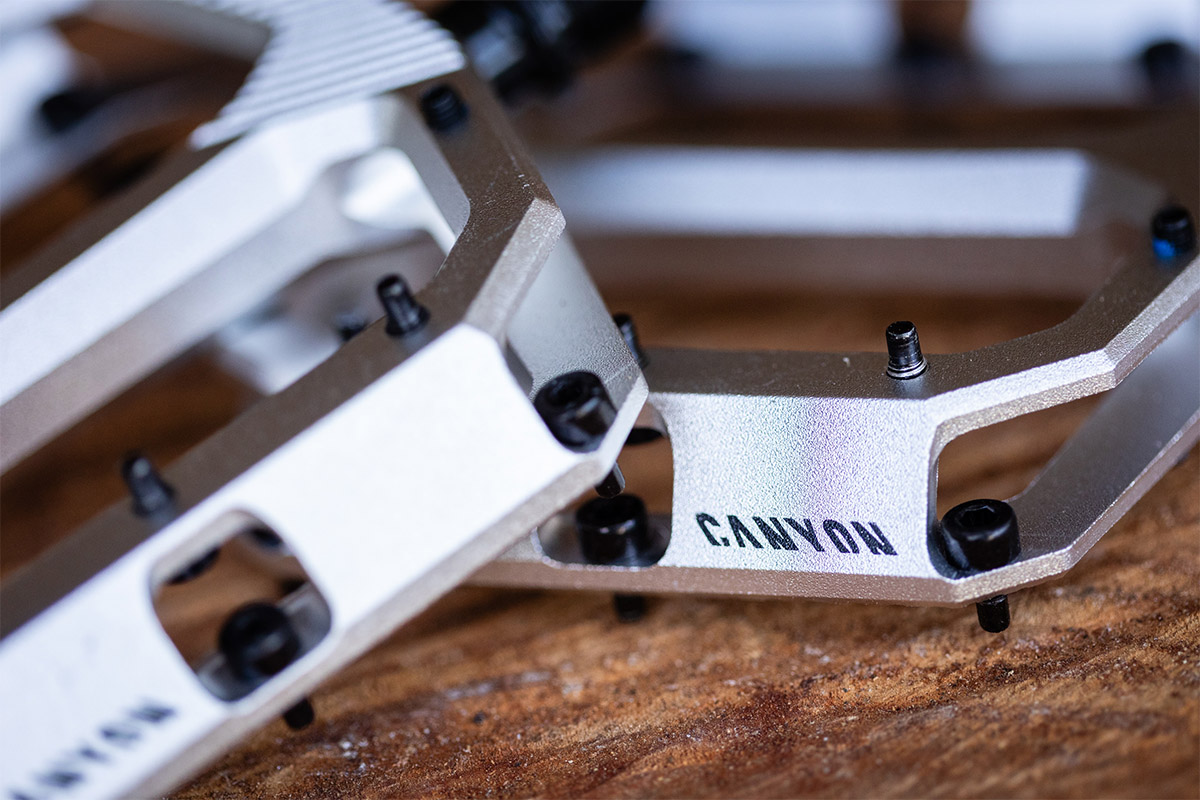 Probamos los pedales Canyon MTB Performance Flat: robustez, agarre y personalización